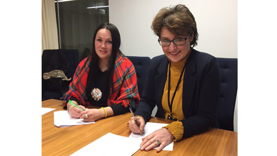Ellinor Marita Jåma, leder Norske Reindriftsamers Landsforbund (t.v.) og statens forhandlingsleder, ekspedisjonssjef Anne Marie Glosli undertegner reindriftsavtale for 2017/2018. Ellinor Marita Jåma, leder Norske Reindriftsamers Landsforbund (t.v.) og statens forhandlingsleder, ekspedisjonssjef Anne Marie Glosli undertegner reindriftsavtale for 2017/2018.