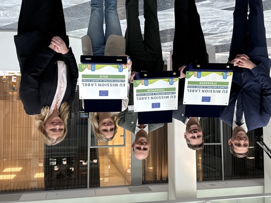 De tre byrådene viser frem blanketten de har fått fra EU - sammen med statsrådene
