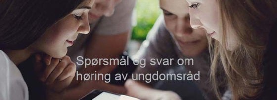 Ungdommer samlet rundt et nettbrett