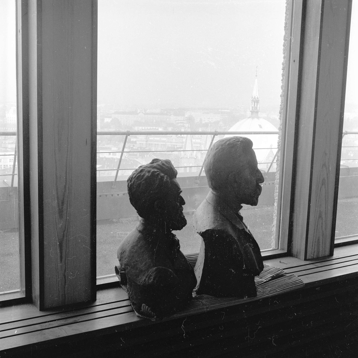 Byster venter i Statsrådsalen oktober 1958