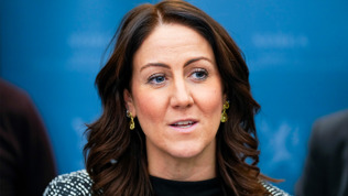 Bilde av arbeids- og inkluderingsminister Tonje Brenna under en pressekonferanse som omhandlet den nye IA-avtalen.
