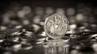 Norske kroner som ligger på bakken