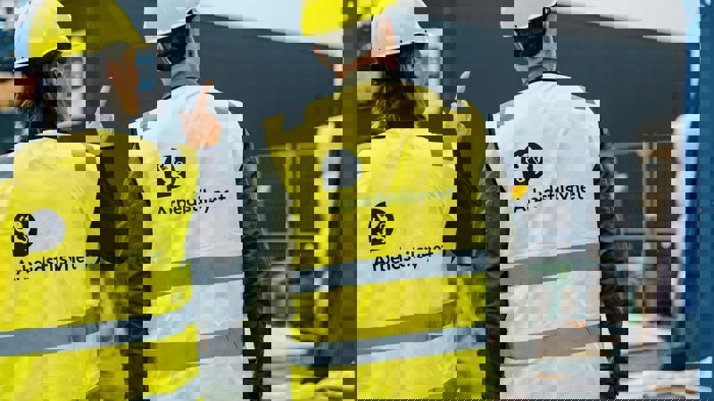 To inspektører fra Arbeidstilsynet som er på tilsyn på en byggeplass.