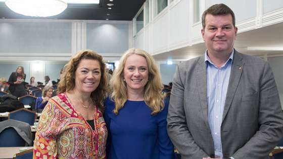 Kristin Skogen Lund (NHO), arbeids- og sosialminister Anniken Hauglie og Hans-Christian Gabrielsen (LO) ved siden av hverandre i konferansesal.