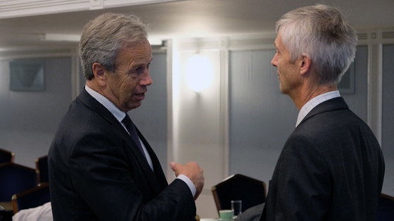 Øystein Olsen (til venstre) og Steinar Holden i samtale.