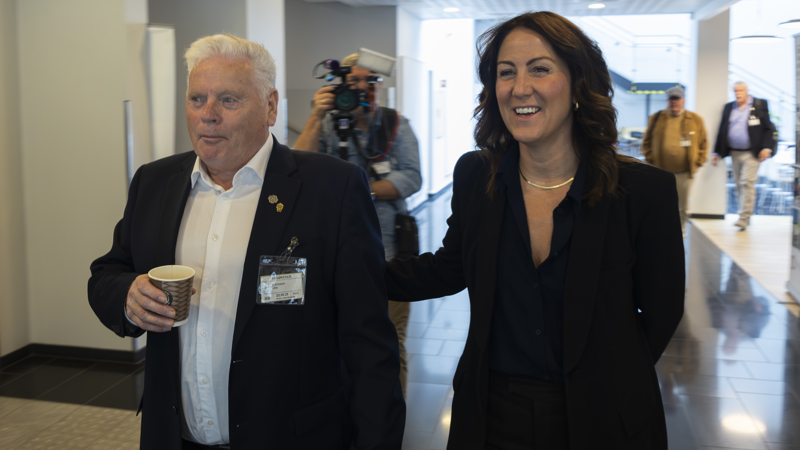 Leder for pensjonistforbundet, Jan Davidsen og arbeids- og inkluderingsminister Tonje Brenna på vei ut fra møtet om trygdeoppgjøret for 2025