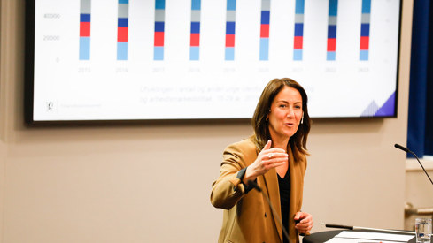 Foto: Ida Laingen / FIN Arbeids- og inkluderingsminister Tonje Brenna under pressekonferansen der regjeringen vil forsøke å gi arbeidsfradrag for unge