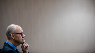 Geir Axelsen (SSB) er leder i Det tekniske beregningsutvalget for inntektsoppgjørene. Foto: Ole Berg-Rusten / NTB scanpix Geir Axelsen i profil mot grå bakgrunn