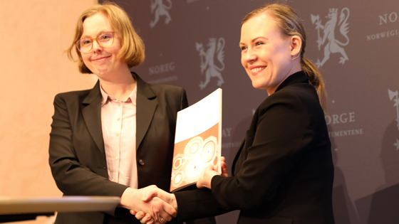 Statsråden mottar rapport fra utvalgsleder