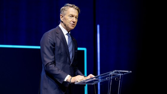 Minister of Energy Terje Aasland on the stage.