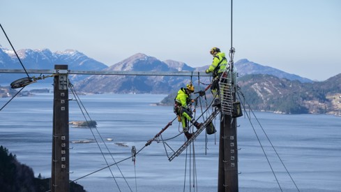 Montører arbeider på kraftlinje
