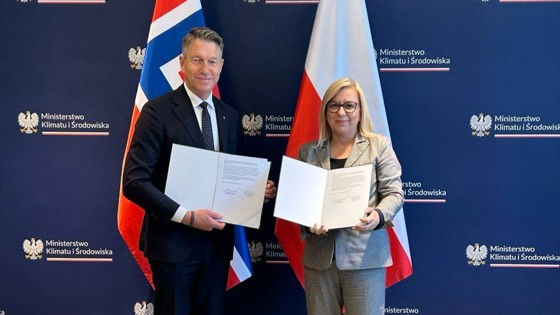 På biletet ser du energiminister Terje Aasland saman med den polske klima- og energiministeren Paulina Hennig-Kloska. Bak dei er det norske og det polske flagget.