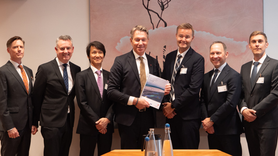 På bildet ser du energiminister Terje Aasland sammen med representanter fra Equinor, Vår Energi og INPEX. Statsråden holder planen for utbygging og drift for olje- og gassfunnene som utgjør Fram Sør-prosjektet.