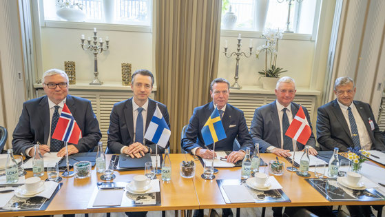 Bilde av fem menn i dress fra Norge, Sverige, Danmark og Finland som skriver under på en avtale.