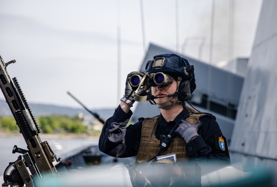 KNM Roald Amundsen legger fra kai i Oslo etter et havneopphold i forbindelse med besøk av hangarskipet USS Gerald R. Ford