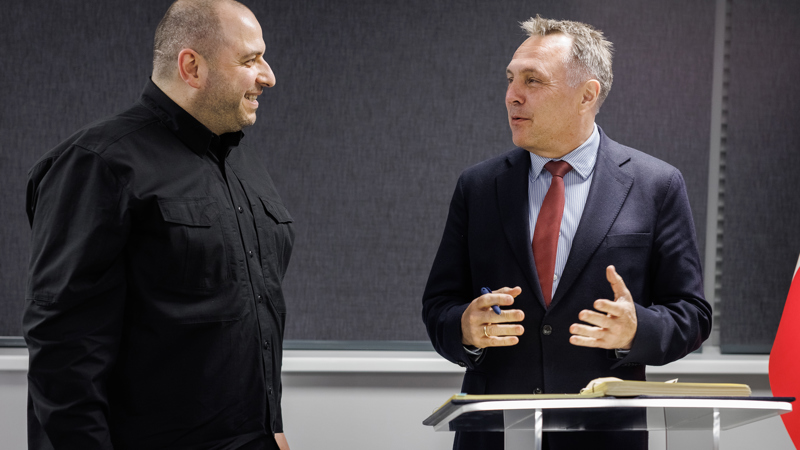 Norges forsvarsminister Tore O. Sandvik og Ukrainas forsvarsminister Rustem Umerov var til stede ved undertegningen av avtalen.