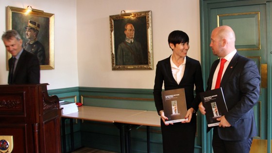 Arne Røksund overleverte sin rapport til forsvarsminister Ine Eriksen Søreide og justis- og beredskapsminister Anders Anundsen. Arne Røksund overleverte sin rapport til forsvarsminister Ine Eriksen Søreide og justis- og beredskapsminister Anders Anundsen.