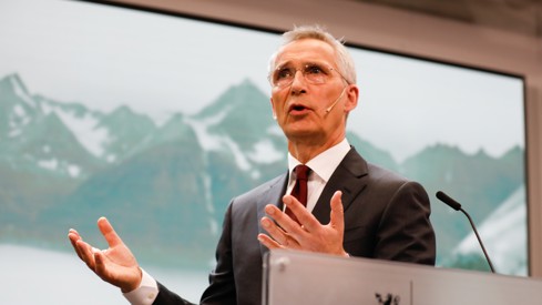 Bildet viser finansminister Jens Stoltenberg som legger frem revidert nasjonalbudsjett 2025.