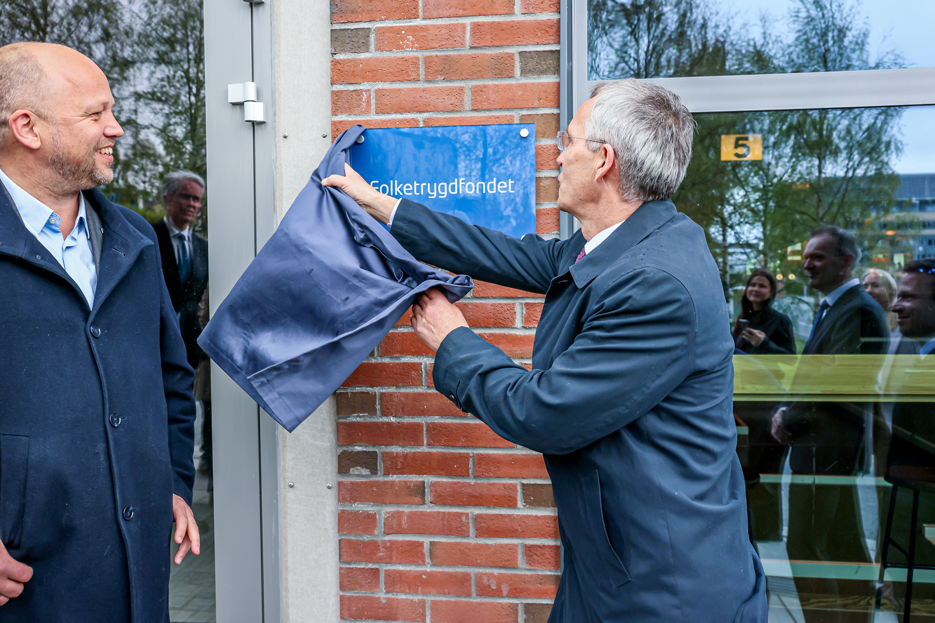 Bildet viser finansminister Jens Stoltenberg (Ap) og stortingsrepresentant Trygve Slagsvold Vedum som åpner Statens fond i Tromsø.