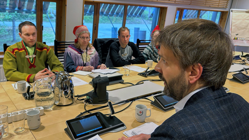 Jan Christian Vestre i forgrunnen med sametingsråd Runar Myrnes Balto og tre andre representanter fra Sametinget i bakgrunnen i et møterom på Sametinget