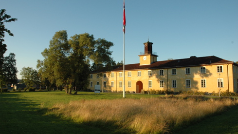 Falstadsenteret i Levanger kommune skal huse årets konferanse om forebygging av radikalisering og voldelig ekstremisme. Foto: Falstadsenteret Bilde av et stort, gult hus