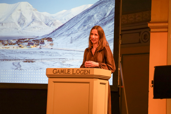 Kvinne på talestol