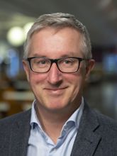 Credit: Rune Kongsro/Justis- og beredskapsdepartementet Mann med briller, kort hår og fiskebeinsmønstret jakke.