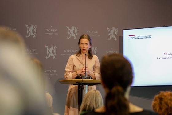 Justisminister Astri Aas-Hansen kommenterer 25. juni-studien på pressekonferansen.