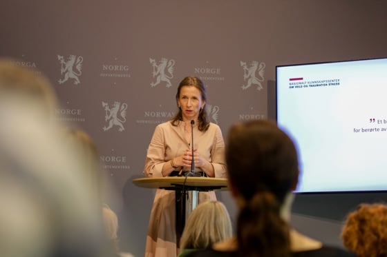 Justisminister Astri Aas-Hansen kommenterer 25. juni-studien på pressekonferansen.