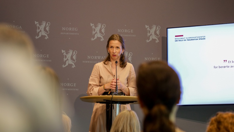 Justisminister Astri Aas-Hansen kommenterer 25. juni-studien på pressekonferansen.