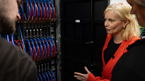 Forsknings- og høyere utdanningsminister Sigrun Aasland ser på superdatamaskinen Olivia