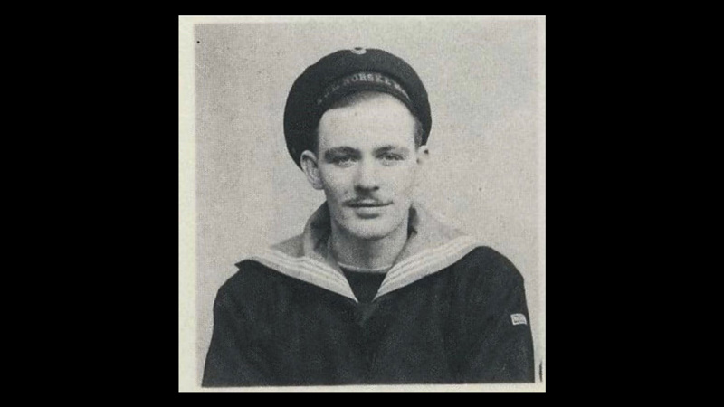 Sort-hvitt-portrett av soldaten, iført marineuniform.