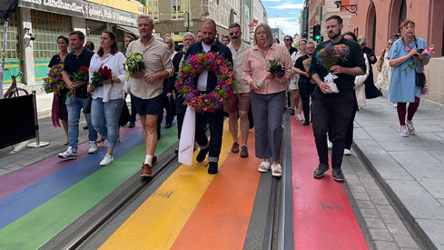 Opptog fra Stortinget til Per på Hjørnet, de går i regnbuegata.