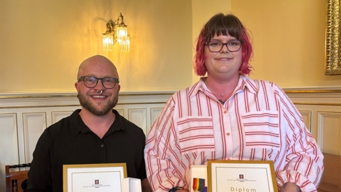 Årets prisvinnare Luca Dalen Espseth og Christine Marie Jentoft-Teigland. Foto: KUD Prisvinnarane med diplom i henda.