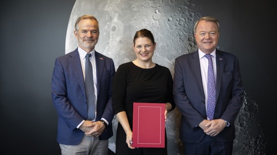Sjef for norsk romsenter, Christian Hauglie-Hanssen, næringsminister Cecilie Myrseth og Robert Needham fra den amerikanske ambassade.