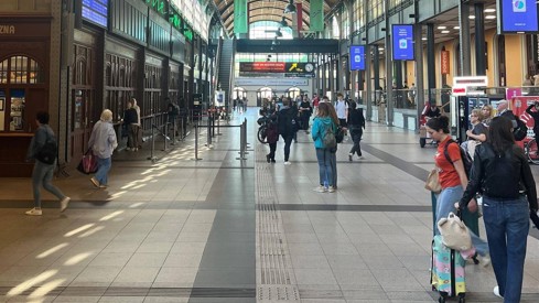 Passasjerer på perrong