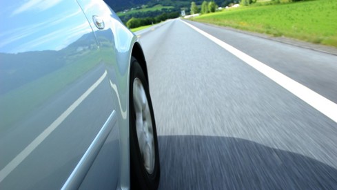 Foto: BF Sandnes/Scanstockphoto Bil kjører på vei.