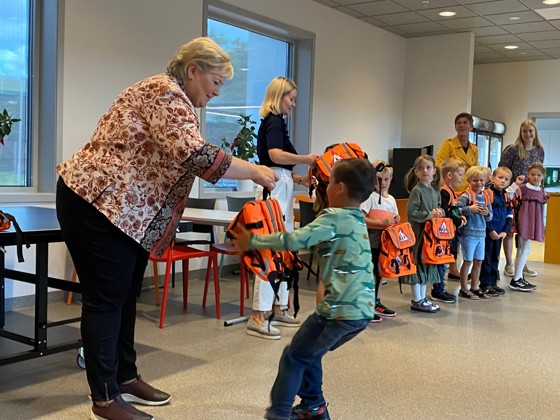 Statsminister Erna Solberg deler ut skolesekker til førsteklassinger på Breivik oppvekstsenter