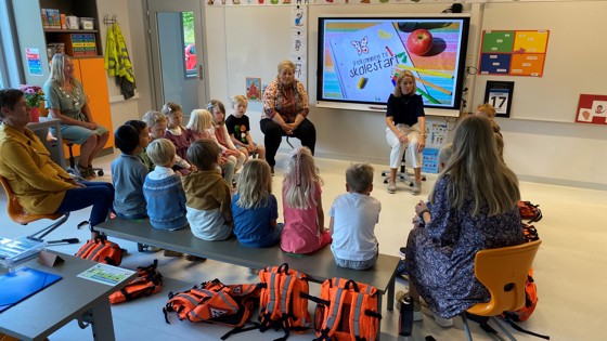 Statsministeren sammen med førsteklassinger i klasserommet på Brevik oppvekstsenter.