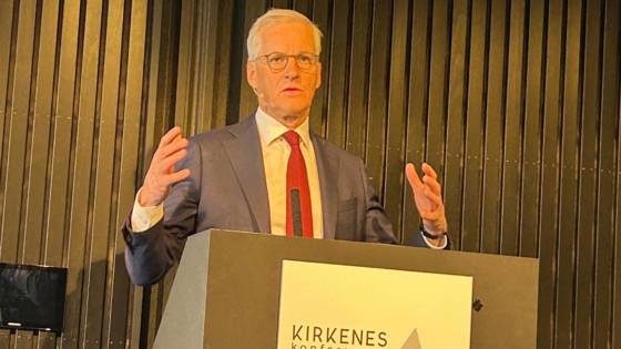 Statsminister Støre står bak en talerstol. Gestikulerer med begge hendene. På talerstolen står det: Kirkeneskonferansen.