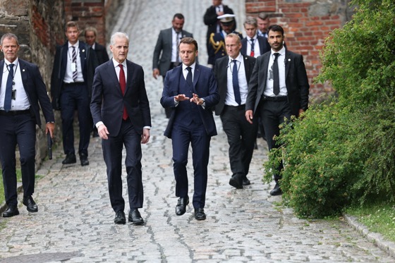 Macron and Støre talking a walk and talking from the Akershus Castle to Office of the Prime Minister. 