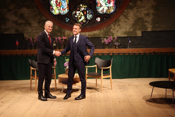Prime Minister Jonas Gahr Støre and president Emmanuel Macron shaking hands.