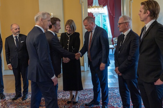Emmanuel Macron håndhilser på Nicolai Tangen.