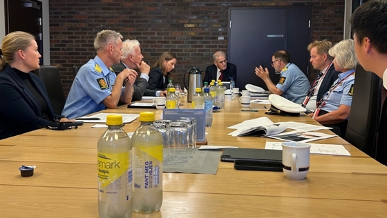 Møtebordsetting. Støre, Aas-Hansen, representanter fra Politiet og Riksadvokaten.
