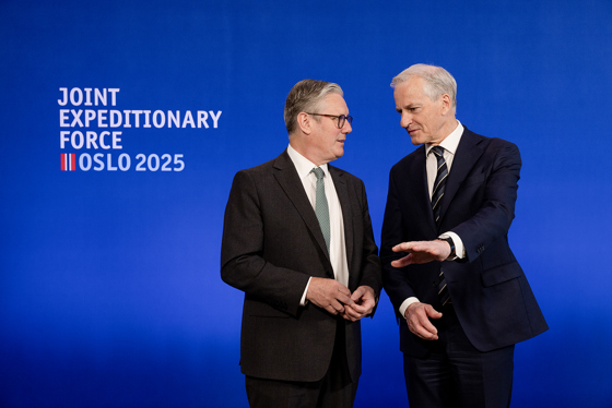 Keir Starmer and Jonas Gahr Støre in front of a blue JEF-background.