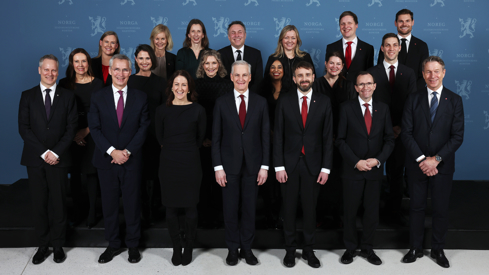 Gruppebilde av Regjeringen Støre. Regjeringsmedlemmene står stilt opp på tre rader bak hverandre.