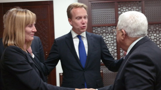Utenriksminister Børge Brende mellom den palestinske presidenten Mahmoud Abbas og Norges ambassadør til de palestinske områdene Hilde Haraldstad. Foto: Guri Solberg, UD