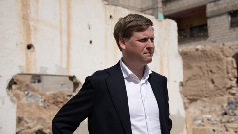 Åsmund Aukrust står i ruiner i Syria