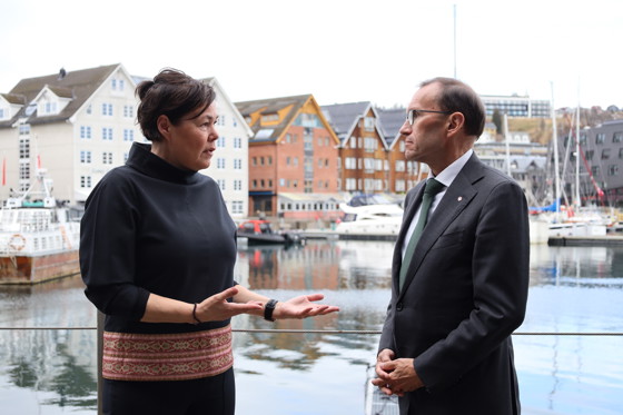 Picture of the two ministers in Tromsø harbour