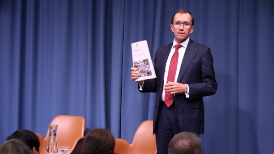 Bilde av utenriksminister Eide som presenterer stortingsmelding på scene